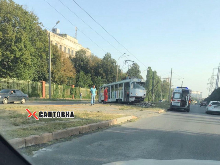 В Харькове трамвай сошел с рельсов, слом…