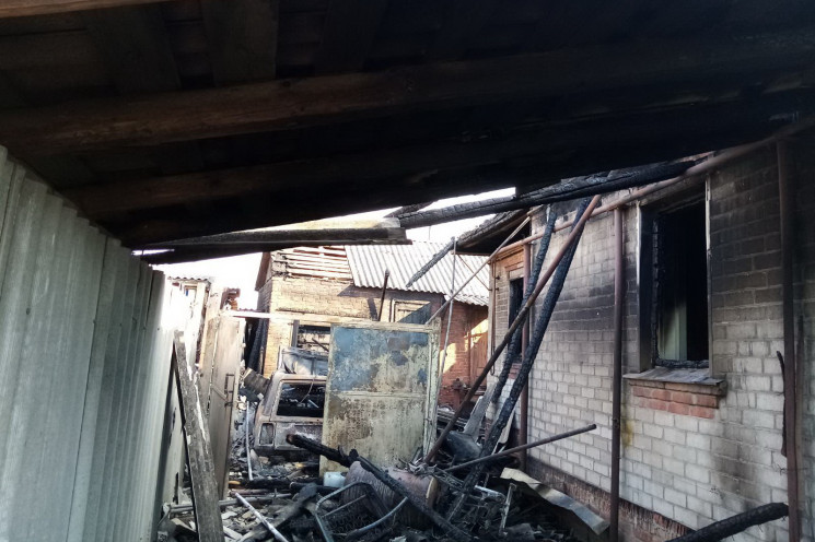 На Харківщині вогонь знищив гараж з авто…