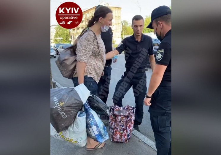 У Києві помітили жінку, яка носила немов…