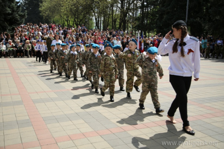 На Росії дітей з дитсадків вивели на пар…