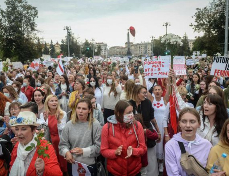 Протесты в Беларуси: Милиционеры снова п…