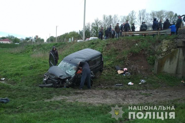 На Тернопільщині внаслідок ДТП з мосту з…