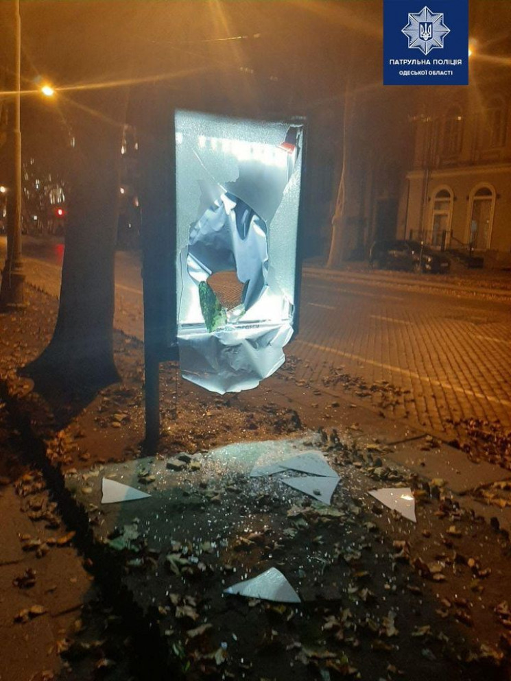 Ночью в центре Одессы разбили рекламные…