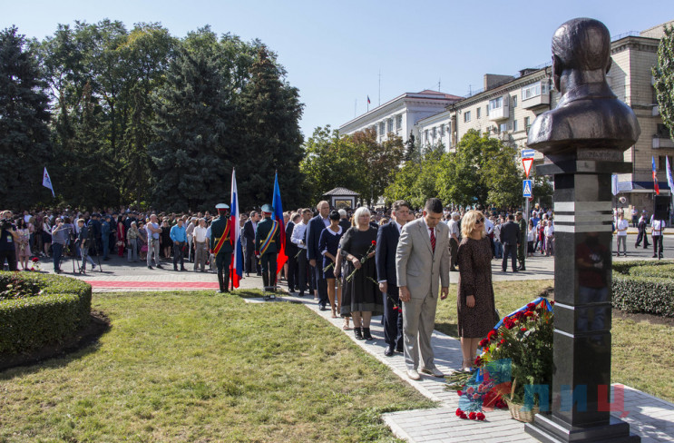 Черга на уклін: В Луганську встановили б…