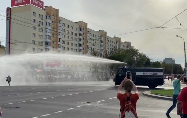 В Беларуси против митингующих использова…