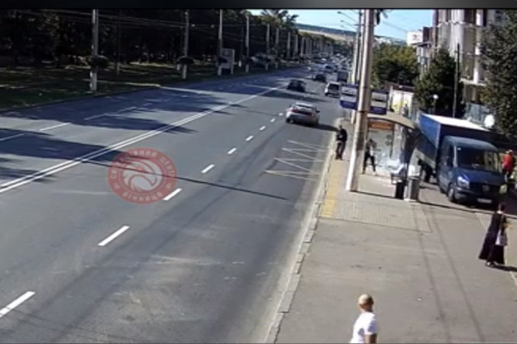 На вулиці Пирогова вантажівка в’їхала в…