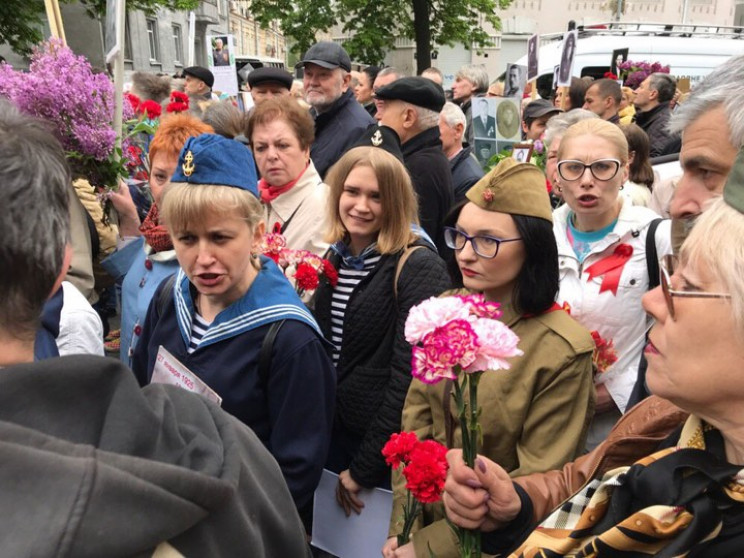Киянка начепила комуністичну символіку п…