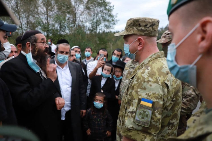 Масове прибуття паломників-хасидів: Зеле…