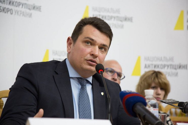 Майже 64% українців незадоволені корупці…