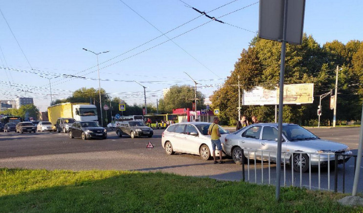 У Львові ДТП заблокувала рух на важливом…