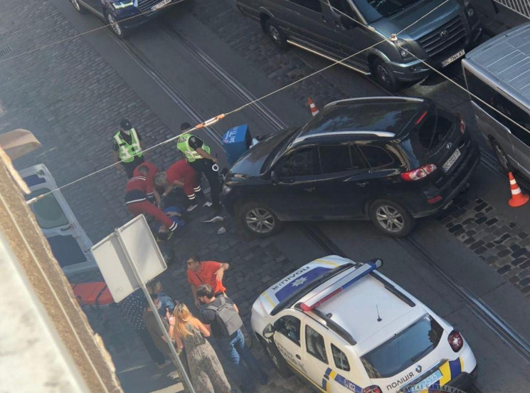 У центрі Львова автомобіль збив кур'єра,…