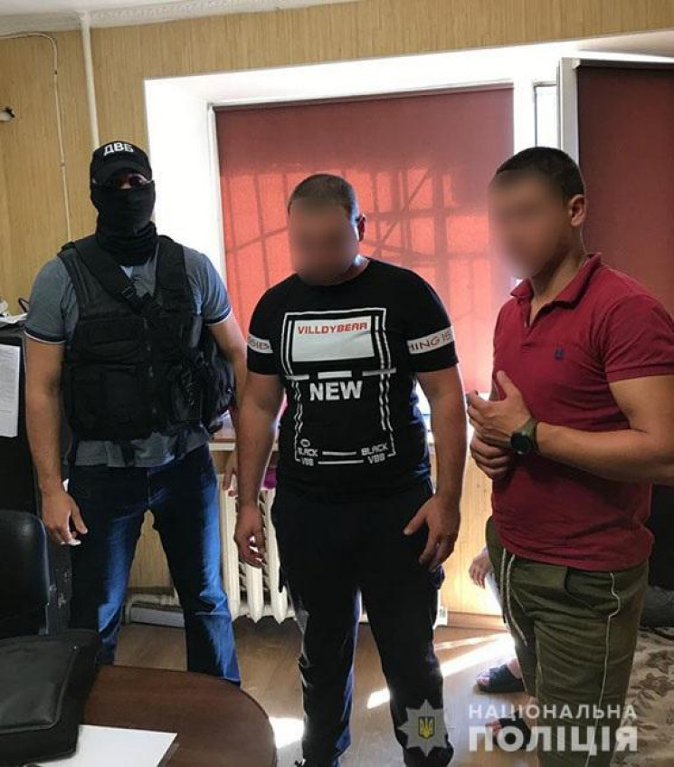 В Одесі чоловіки напали на поліцейського…