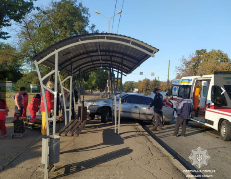 В Мариуполе автомобиль въехал в остановк…