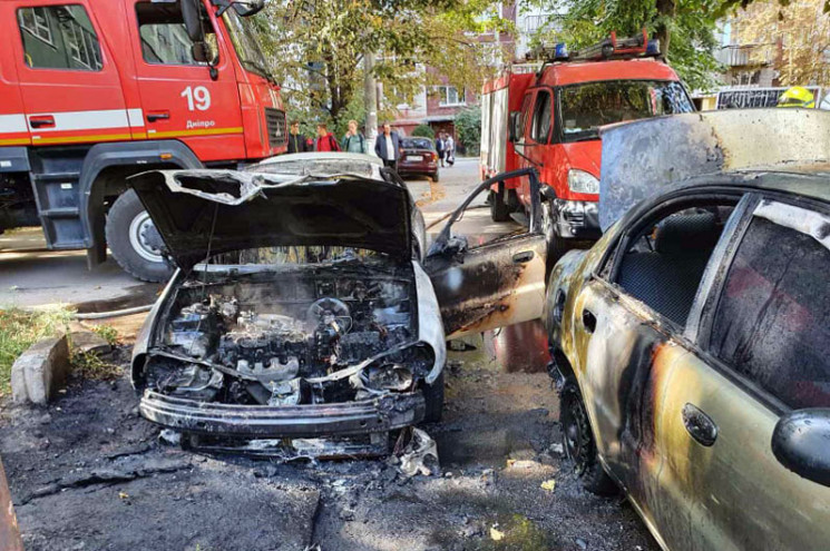У Дніпрі спалахнули дві автівки на парко…