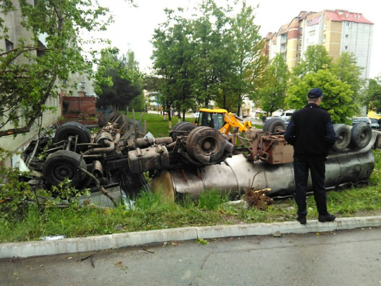 У центрі Трускавця перевернулася вантажі…