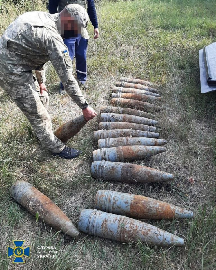 На Луганщині виявили схрон з артснарядам…