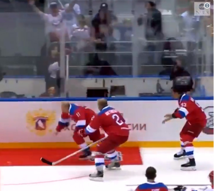 Путін гепнувся на льоду під час хокейног…