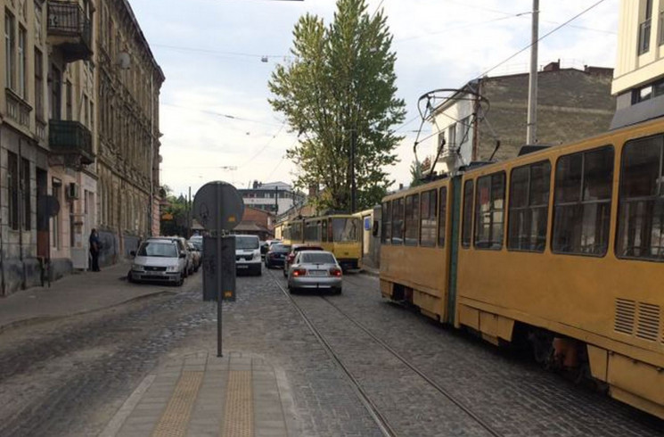 У Львові зіткнулися трамвай і автомобіль…