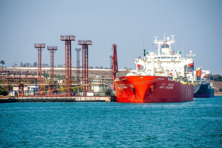 В порт под Одессой завезли танкеры с амм…