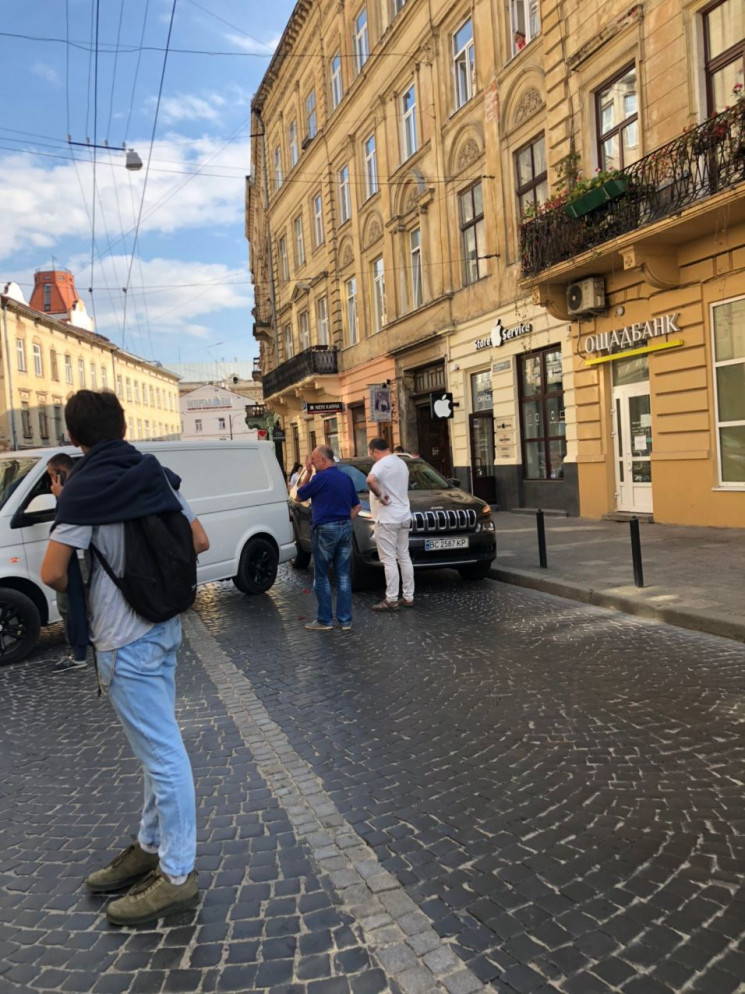 У Львові автомобілі зіткнулися біля полі…