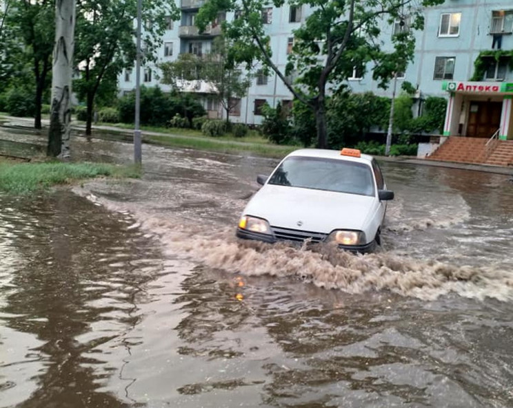 Через невеличкий дощ на Запоріжжі автівк…