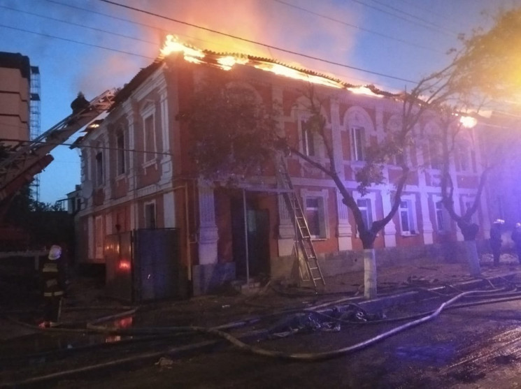 В центре Харькова горит старинный дом: С…