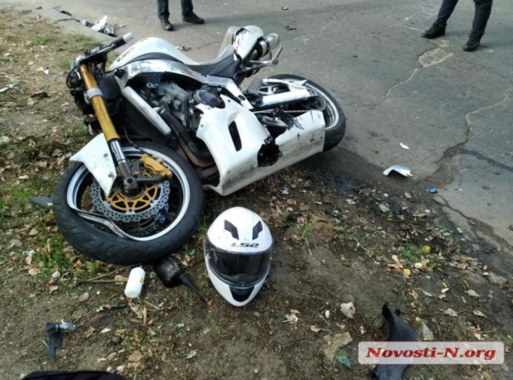 У Миколаєві мотоцикліст протаранив автів…
