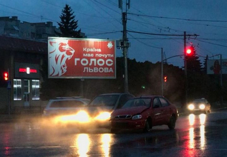 У Львові на перехресті зіткнулися автомо…