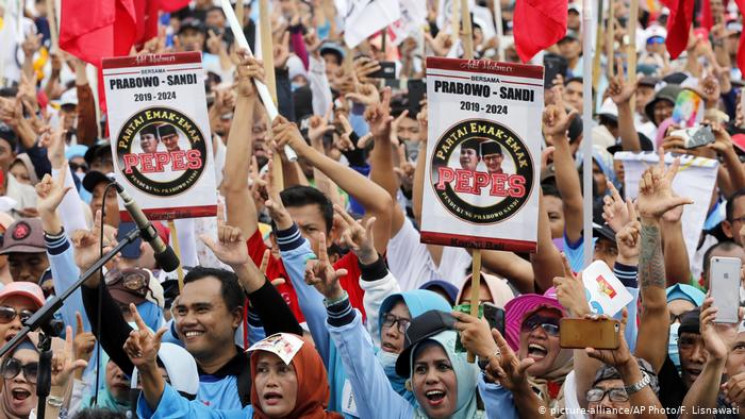 В Индонезии после выборов умерли почти 5…