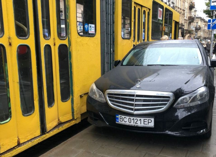 Автомобіль зупинив рух трамваїв у Львові…