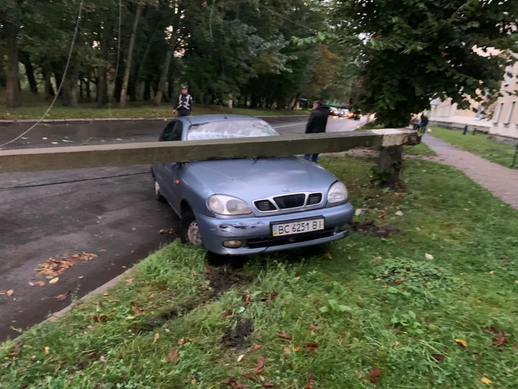 У Червонограді автомобіль збив стовп (ФО…