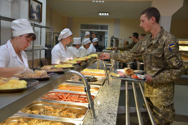 Военный сравнил, как кормят солдат ВСУ в…