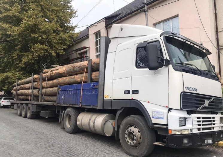 Поліція Закарпаття затримала вантажівку…