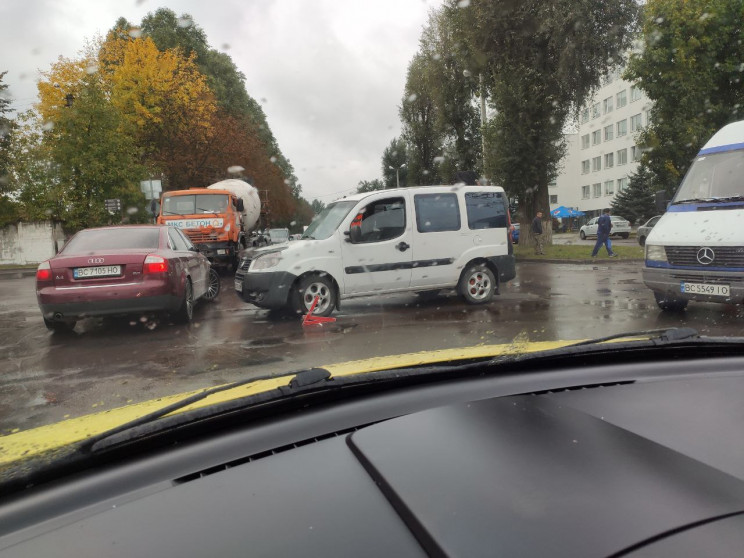 У Львові автомобілі зіткнулися на важлив…