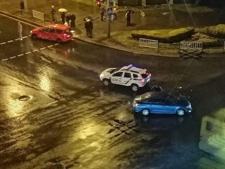 У Львові на перехресті зіткнулися автомо…
