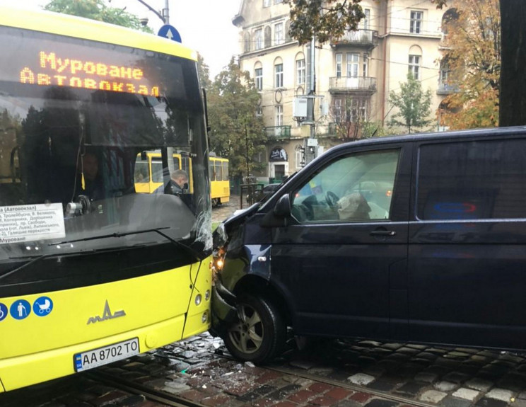 У центрі Львова в ДТП потрапив великий а…