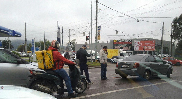 У Львові автомобілі зіткнулися на перехр…