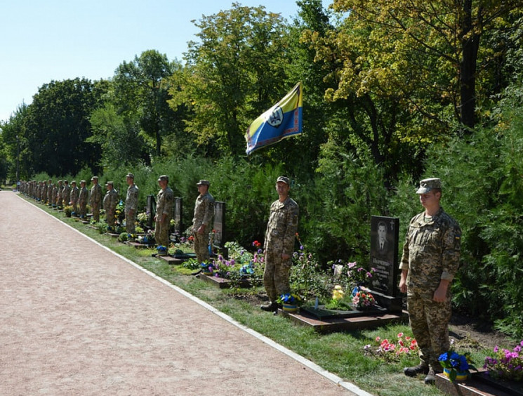 На Аллее Почетных захоронений в Кропивни…