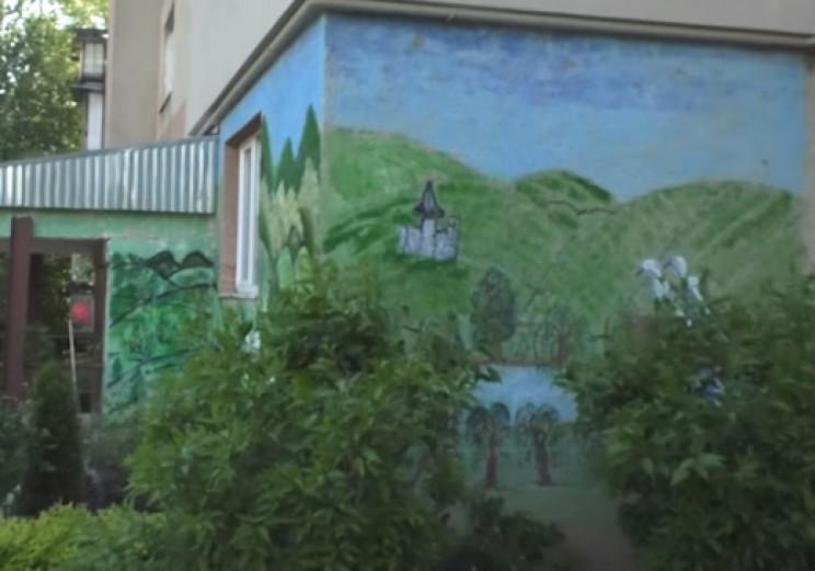 Ужгородка нарисовала на фасаде пятиэтажк…
