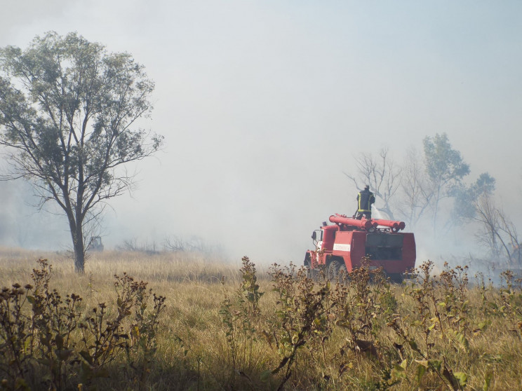 На Луганщині горять два села біля лінії…