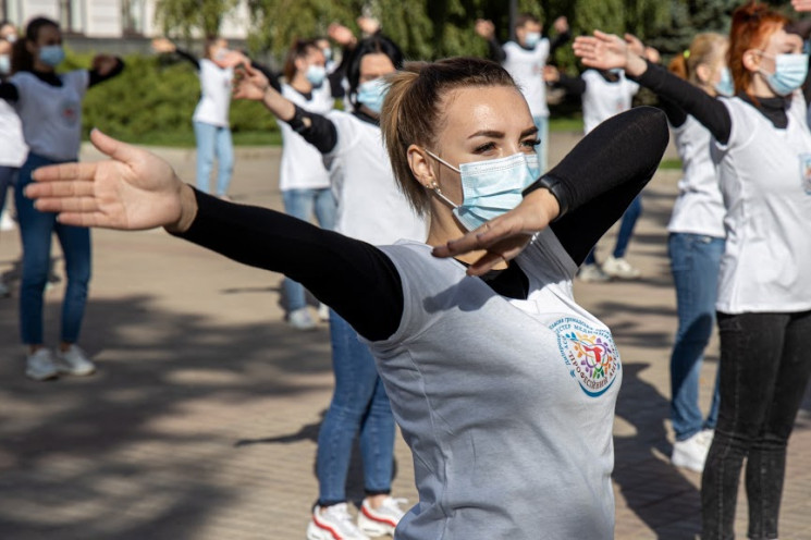 В центре Днепра медсестры танцевали анти…