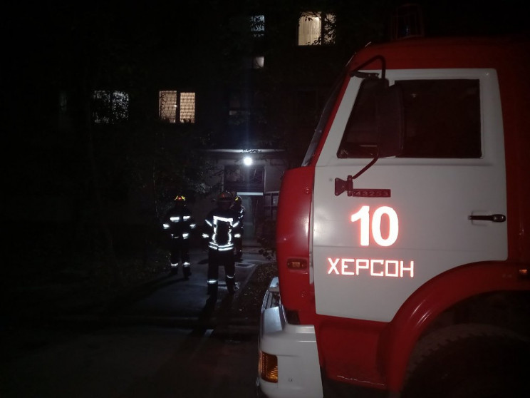 В Херсоне спасатели вытащили из пожара ж…