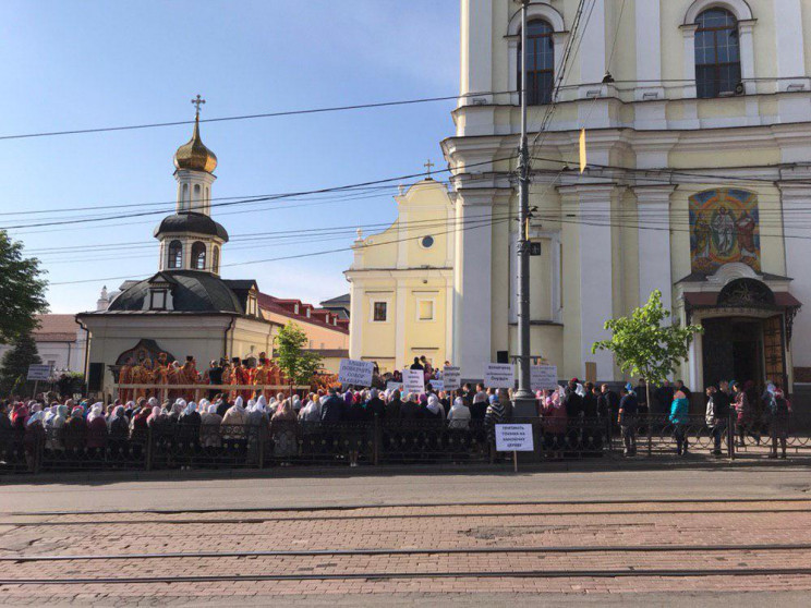 В Виннице московские попы молились и пик…