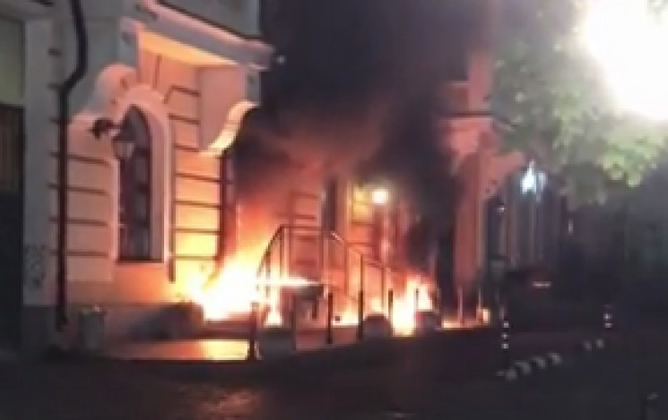 У Києві пожежа на Воздвиженці (ВІДЕО)…