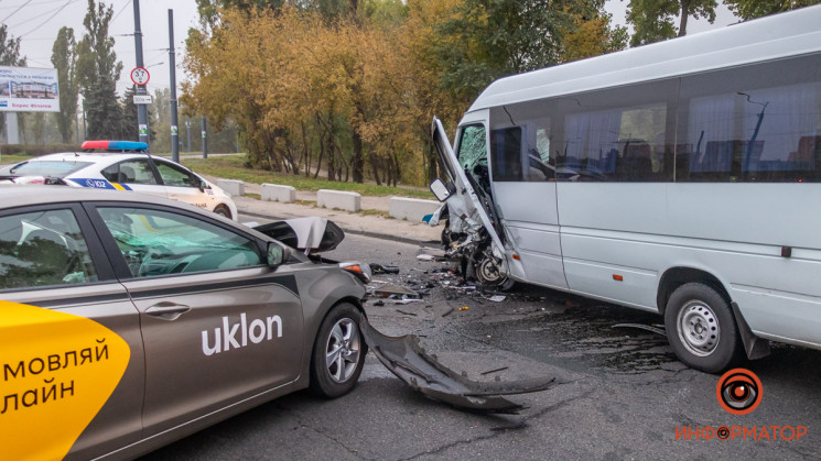 В Днепре автомобиль такси протаранил мар…