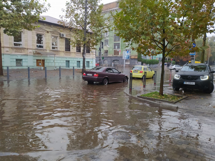 Дощ перетворив вулиці Дніпра на водойми…