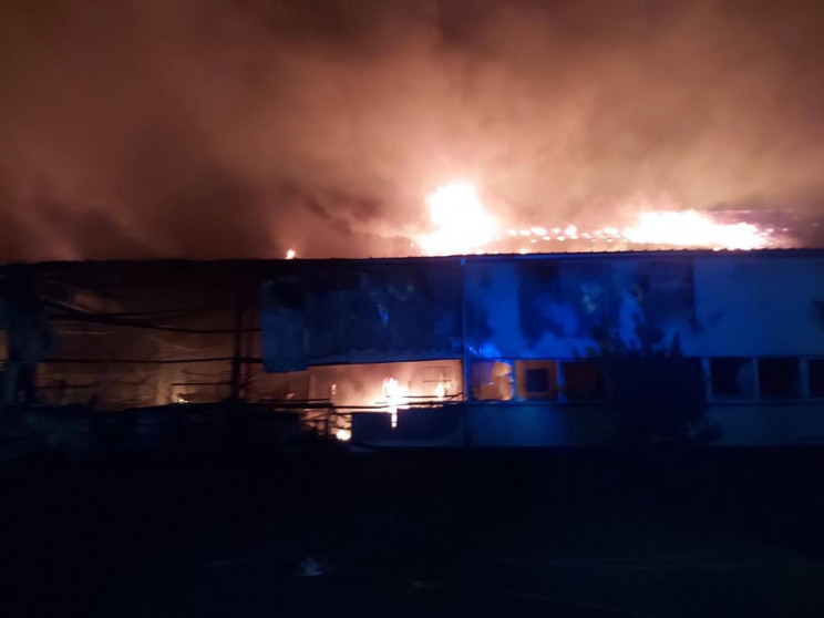 У Мукачеві сталася масштабна пожежа на л…