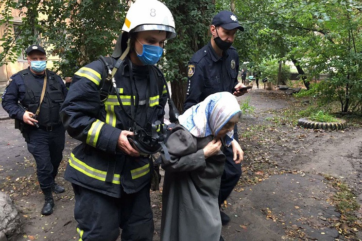 У Кам'янському рятувальники звільняли жі…