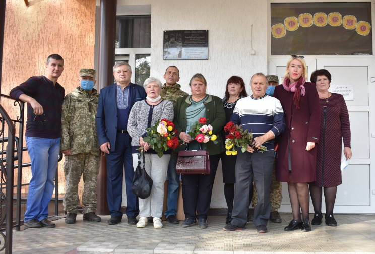 На Луганщині біля школи встановили пам'я…