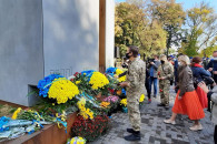 Харьковчане несут цветы к монументу Защи…